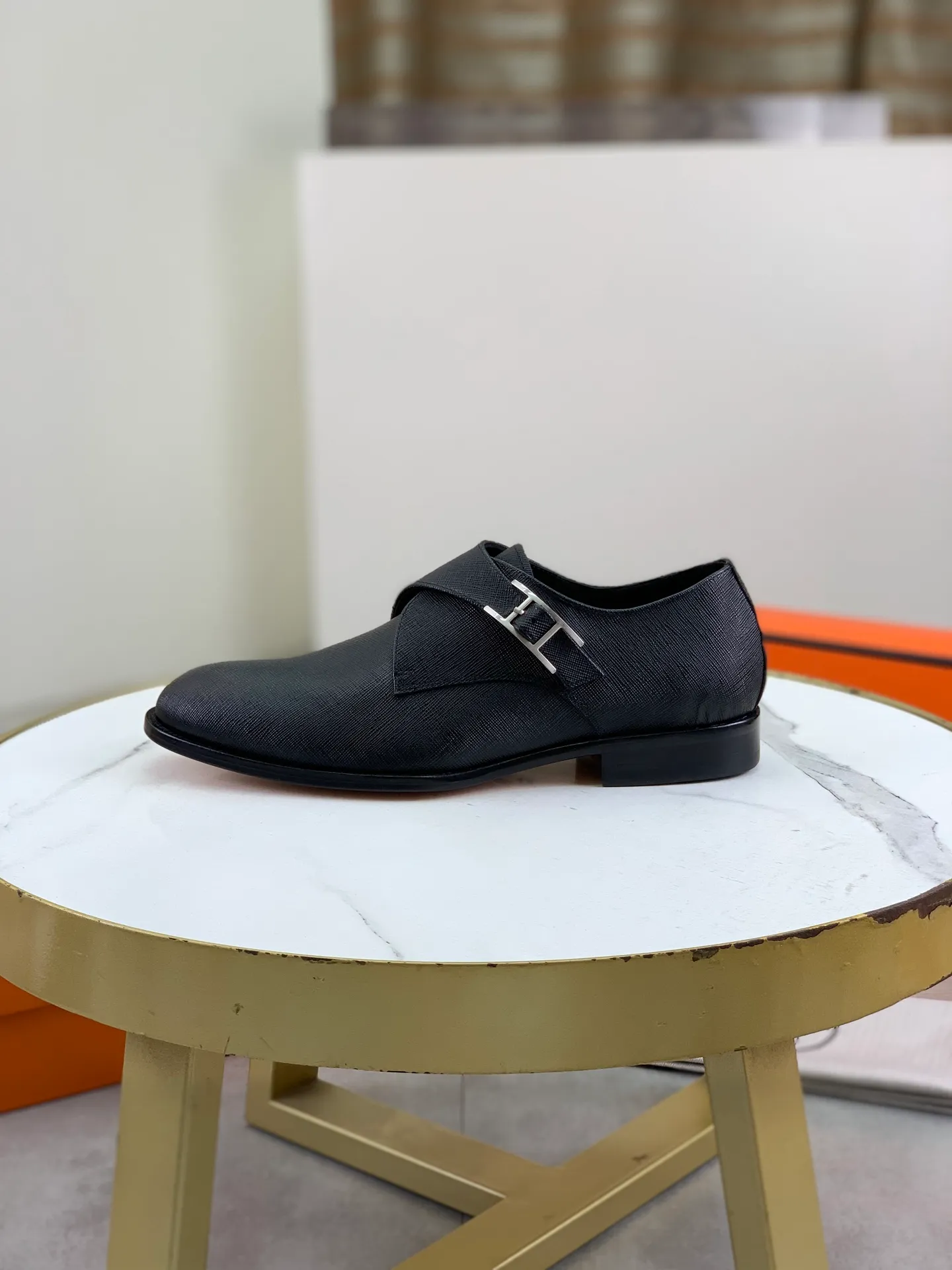 Factory price P940 💰💎💎💎 Original genuine leather outsole Brand: Hermès Grade: Same as the official website Original quality materials: Original soft calfskin Water-dyed cowhide lining Original Italian genuine leather outsole Style categories: Men's fashion Formal casual leather shoes Slip-on men's shoes series Young fashion European and American trends British style Code number: 39-45 (38.46 can be customized)